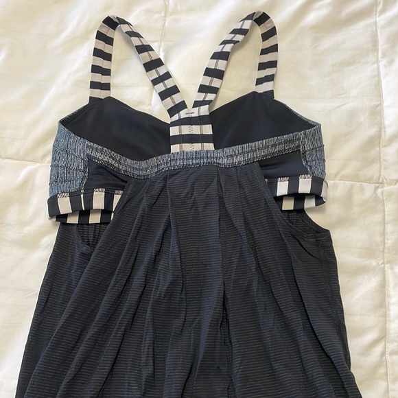 lululemon tank top, old style with built in sports bra. size 6 - Picture 4 of 5
